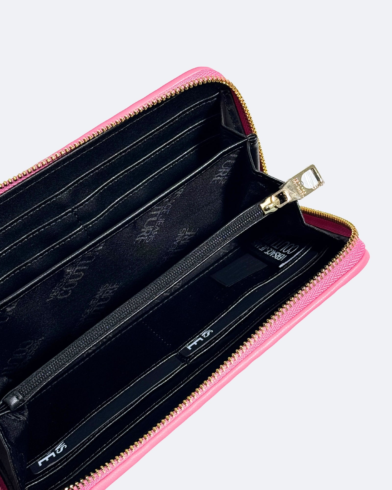 Versace Jeans Couture Portafoglio 75VA5PO1 ZS818 - SanShopLuxury - 2023, A portafoglio, Accessori, Autunno/Inverno, Donna, FW23, Idoneo, Nero-Oro, Outlet, Portafoglio, Rosa, Unica, Valigeria, Versace Jeans Couture