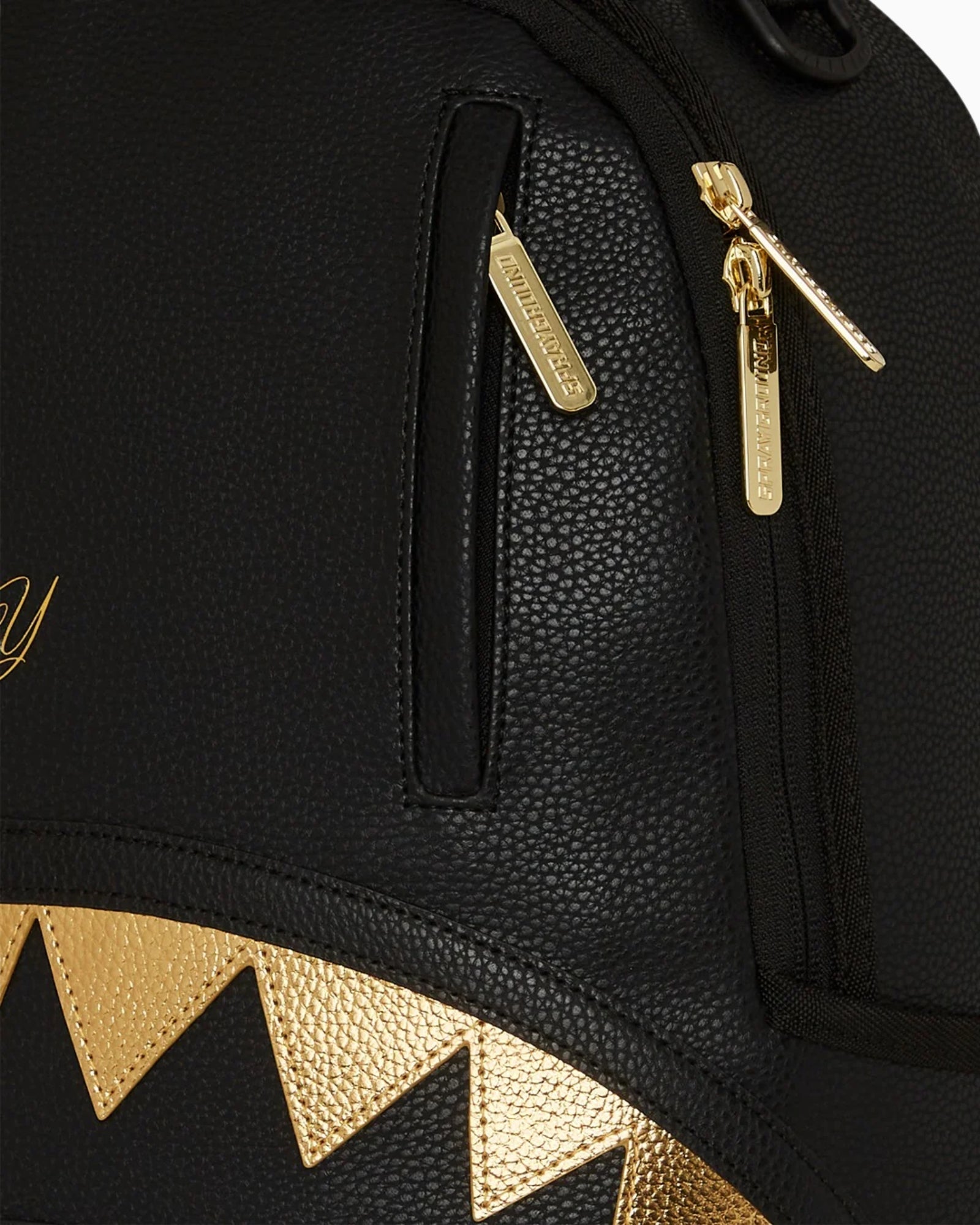 Sprayground Zaino 910B7166NSZ - SanShopLuxury - 2025, Accessori, Autunno/Inverno, Continuativo, Donna, FW25, Nero-Oro, New, Primavera/Estate, Sprayground, Stellato, Unica, UNISEX, Uomo, Valigeria, Zaino