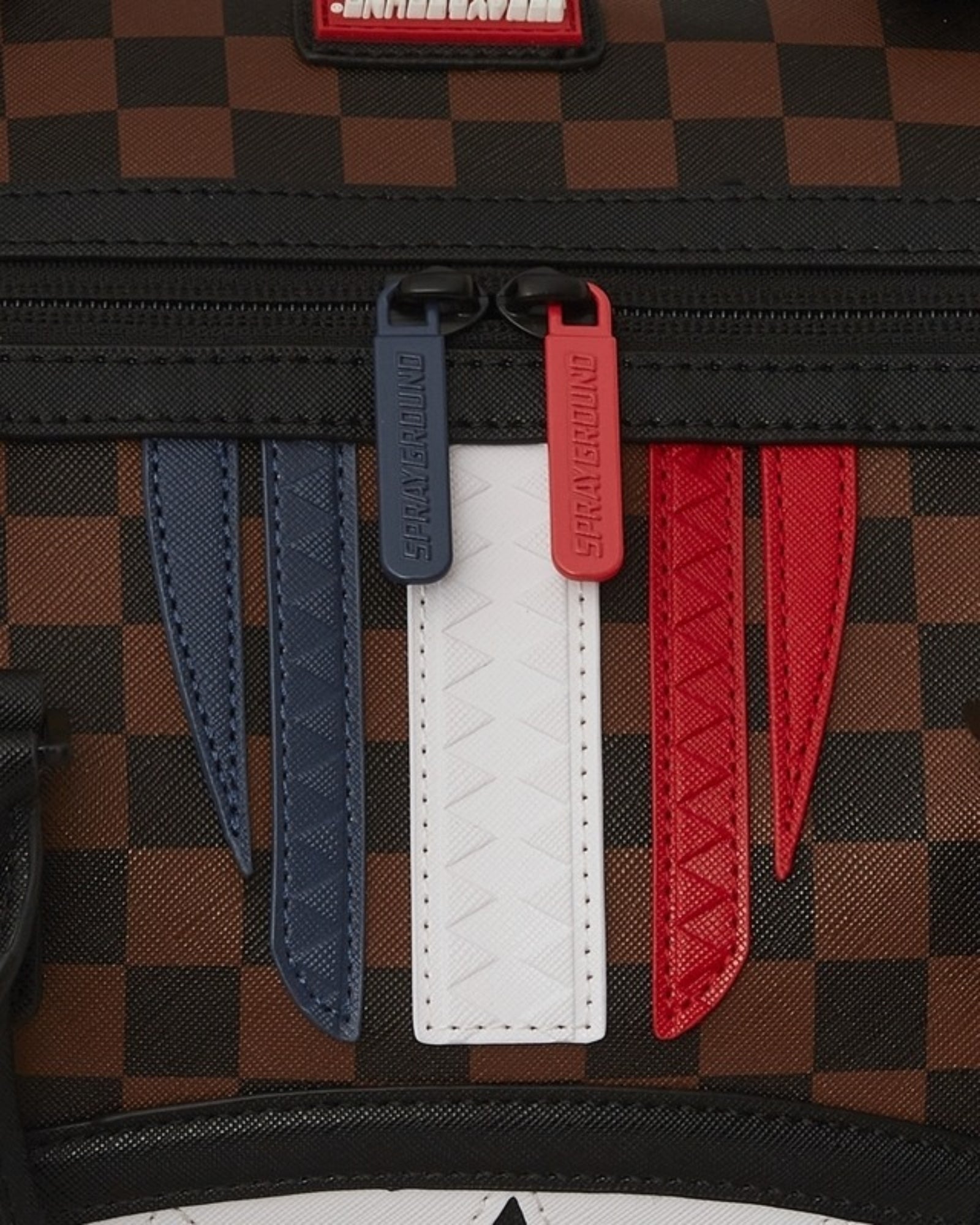 Sprayground Borsa Valigia 910D7490NSZ - SanShopLuxury - 2025, Accessori, Autunno/Inverno, Borsa Valigia, Continuativo, Donna, Idoneo, Marrone, New, Primavera/Estate, Sprayground, SS25, Ultimo, Unica, UNISEX, Uomo, Valigeria